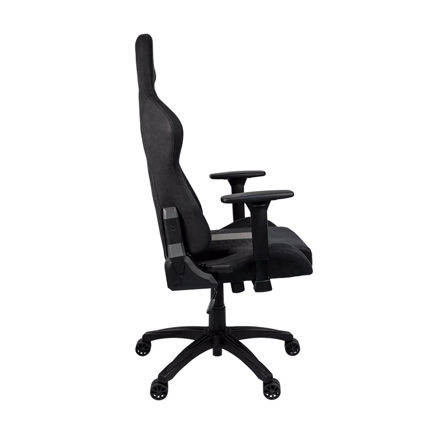 Sedia gaming nera vista di profilo, con braccioli e ruote su sfondo bianco.