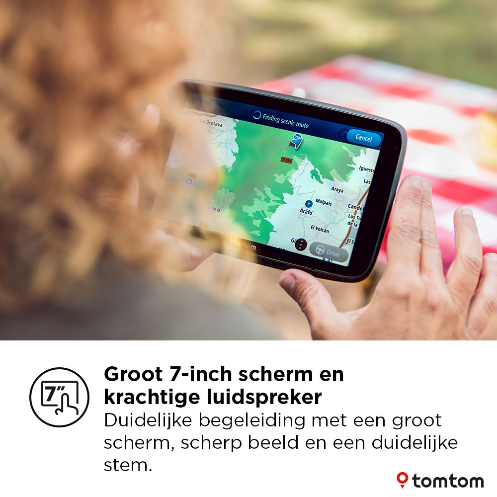 Persoon die een TomTom GPS-apparaat gebruikt. Toont een kaartinterface. Vage achtergrond.