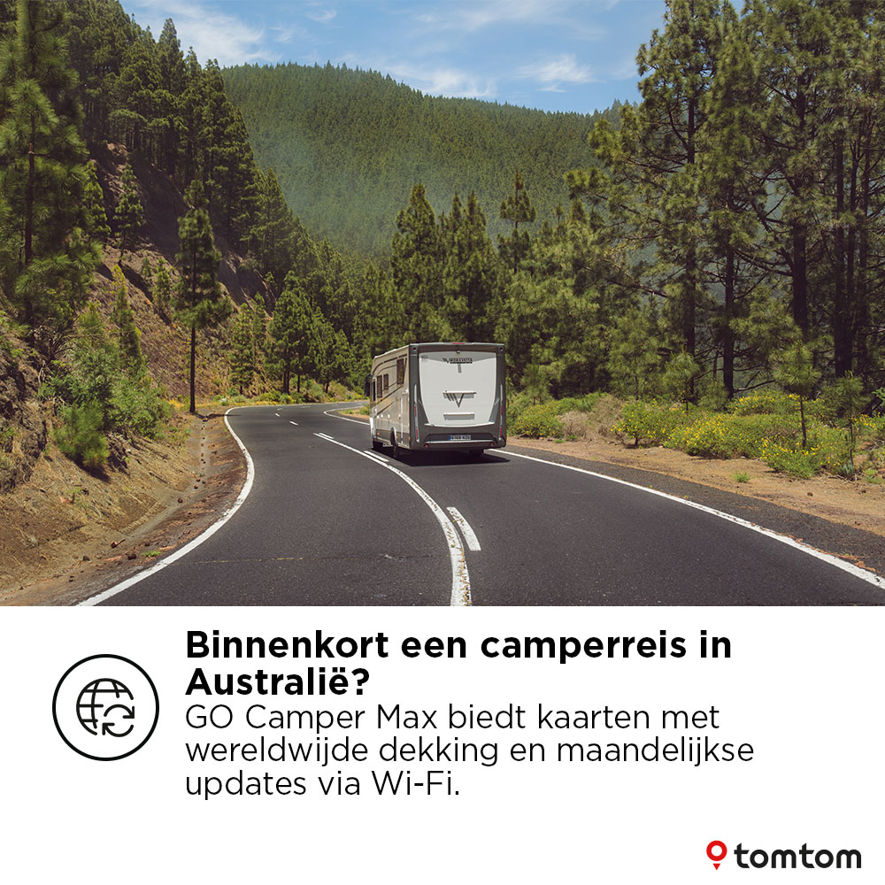 Camper op een weg met bomen aan weerszijden. Tekst in het Nederlands over Australië en navigatie.