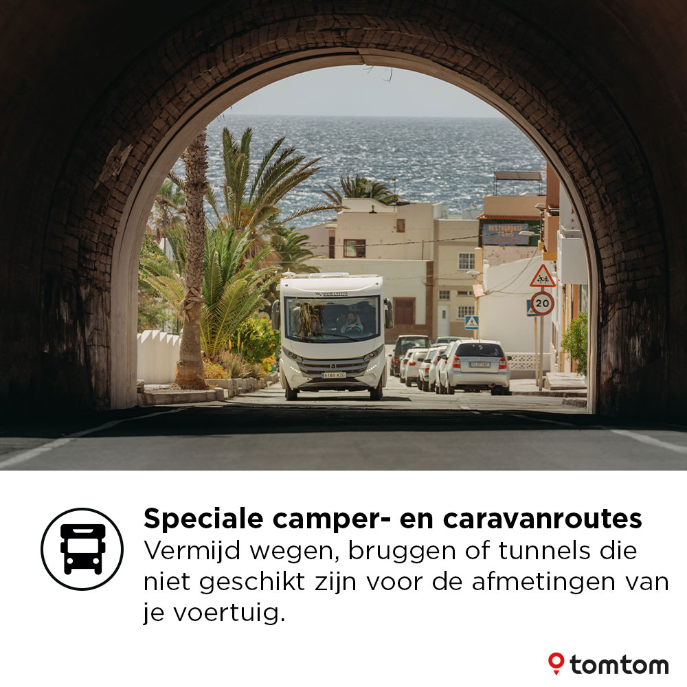 Camper die een tunnel verlaat richting zee; tekst over camperroutes.