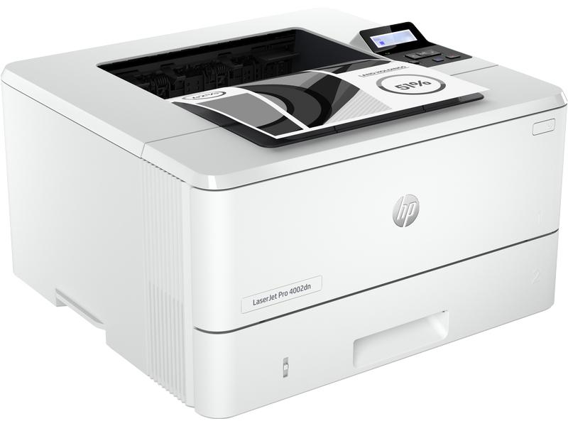 Une imprimante blanche HP LaserJet Pro 4002dn avec un document imprimé sur le dessus sur fond blanc.
