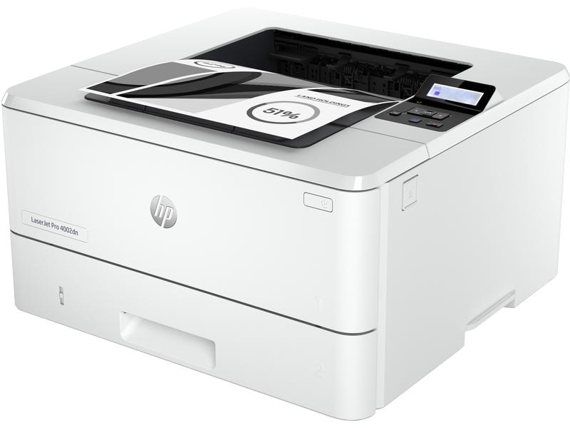 Une imprimante HP LaserJet Pro blanche posée sur une surface plane avec un document imprimé sur le dessus.