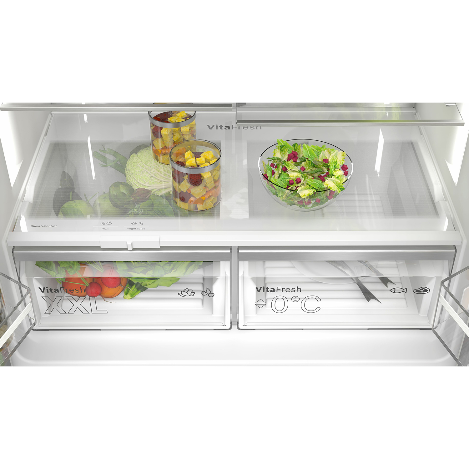Interno frigorifero con verdure e frutta in cassetti trasparenti. Contenitori di vetro visibili.