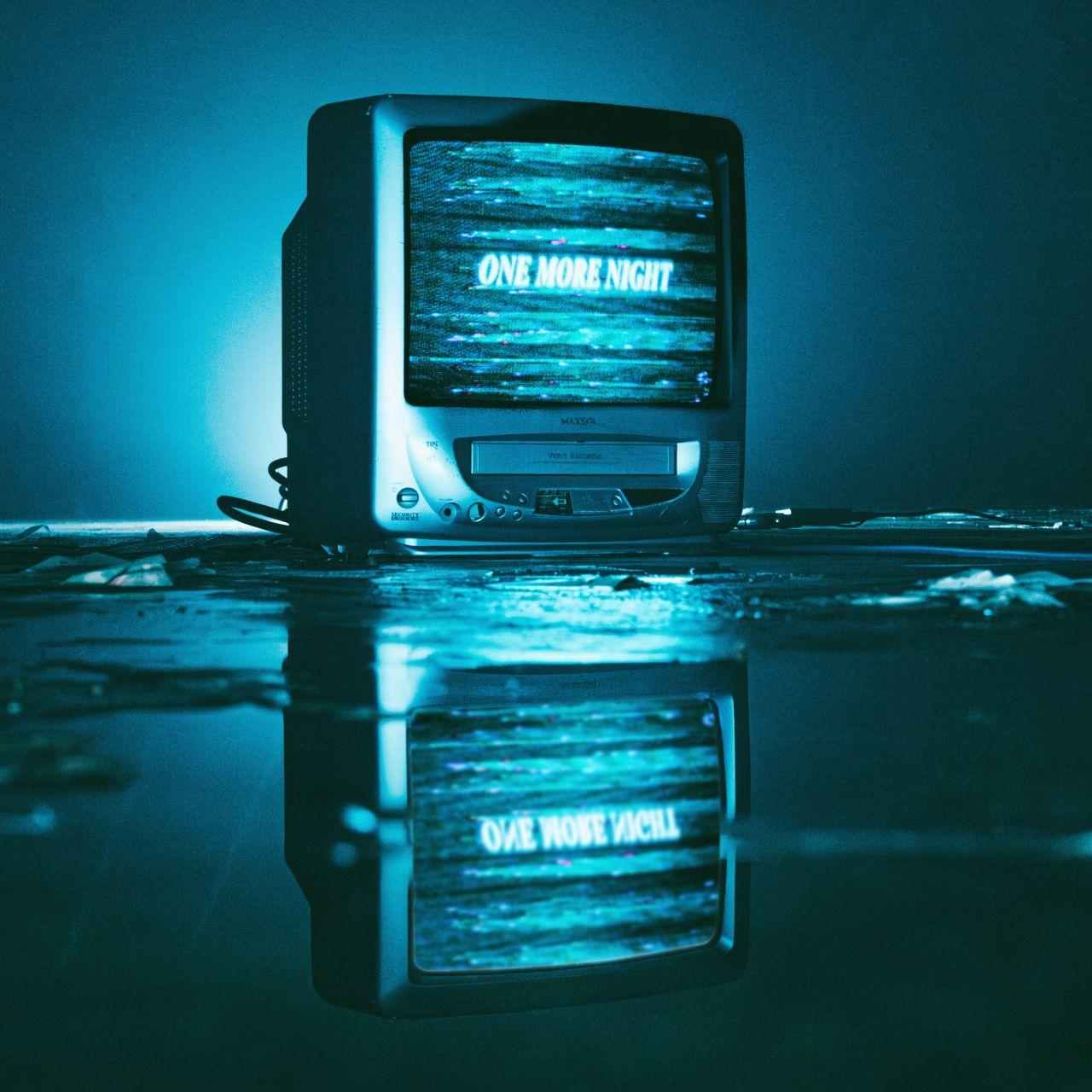Retro-TV mit statischem Rauschen, Text 'ONE MORE NIGHT', Spiegelung im Wasser. Blautöne dominieren.