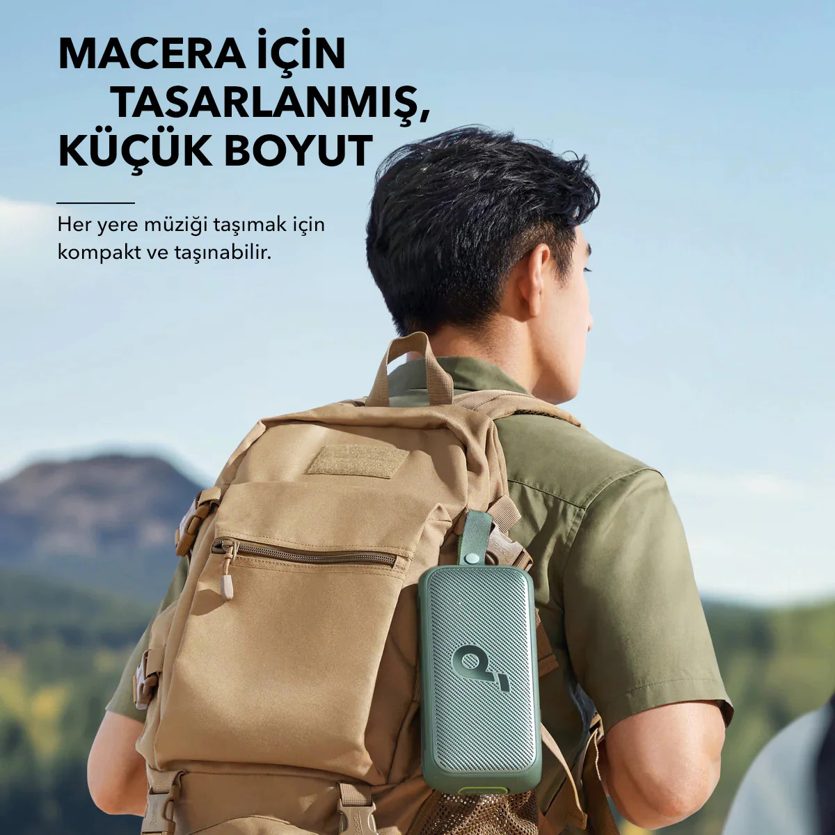 Sırt çantalı kişi, turkuaz bir hoparlör tutuyor. Metin: 'Macera için tasarlandı, küçük boyut'.
