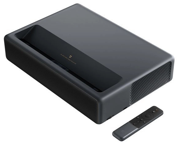 Czarny projektor laserowy z pilotem. Tło jest białe.