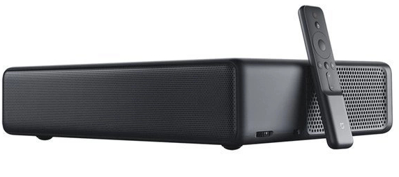 Czarny projektor z pilotem, prostokątny, z otworami wentylacyjnymi i przyciskiem zasilania.