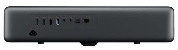 Tył czarnego projektora z wieloma portami wejściowymi. Porty są opisane i uporządkowane.