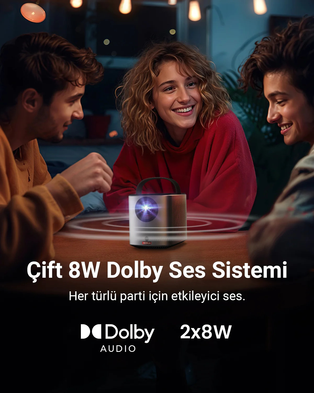 Üç kişi bir projektörün etrafında gülümsüyor. Metin: "Cift 8W Dolby Ses Sistemi" ve "Dolby Audio."