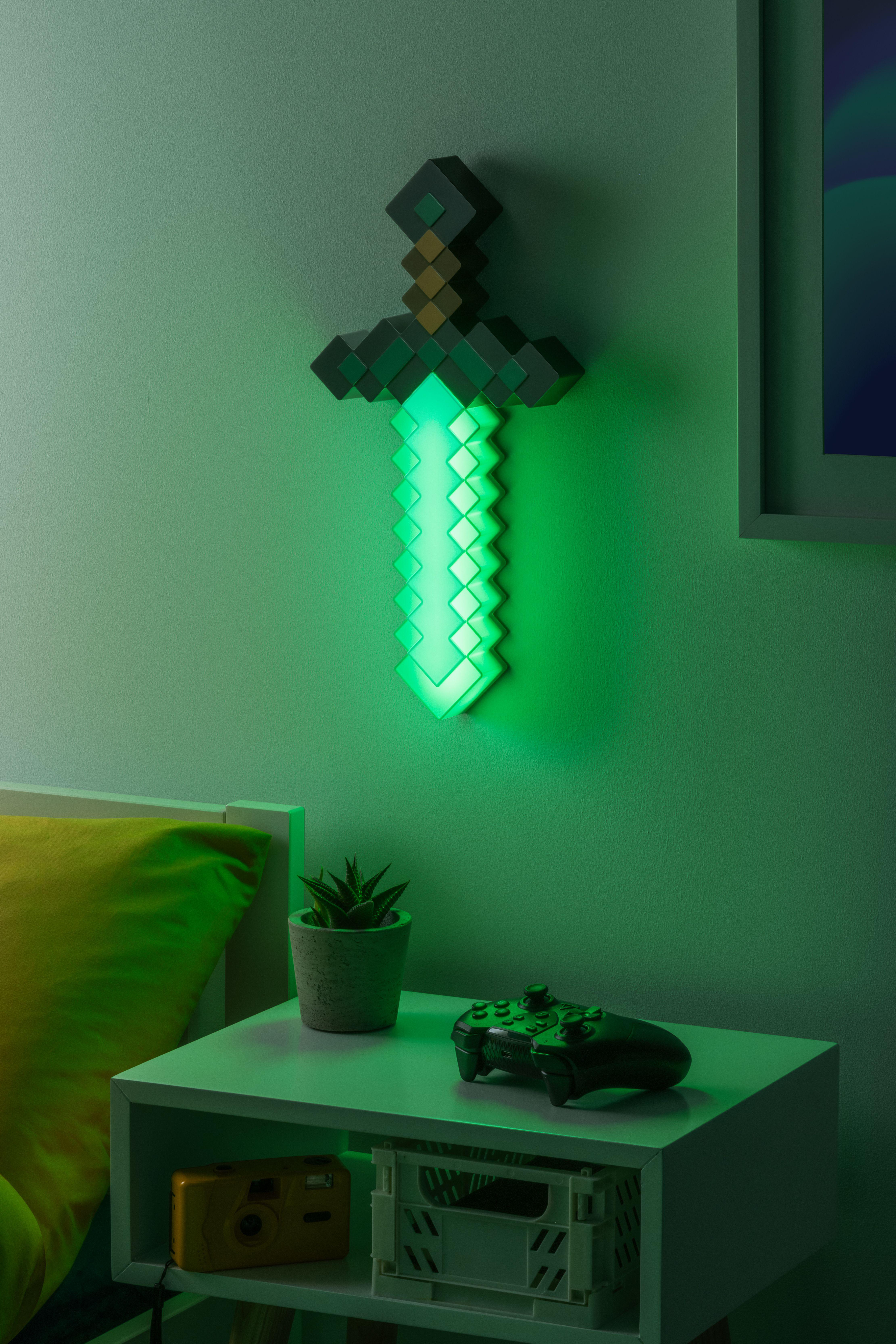 Minecraft-Schwert-Licht an einer Wand. Daneben ein Nachttisch mit Pflanze und Gamecontroller.