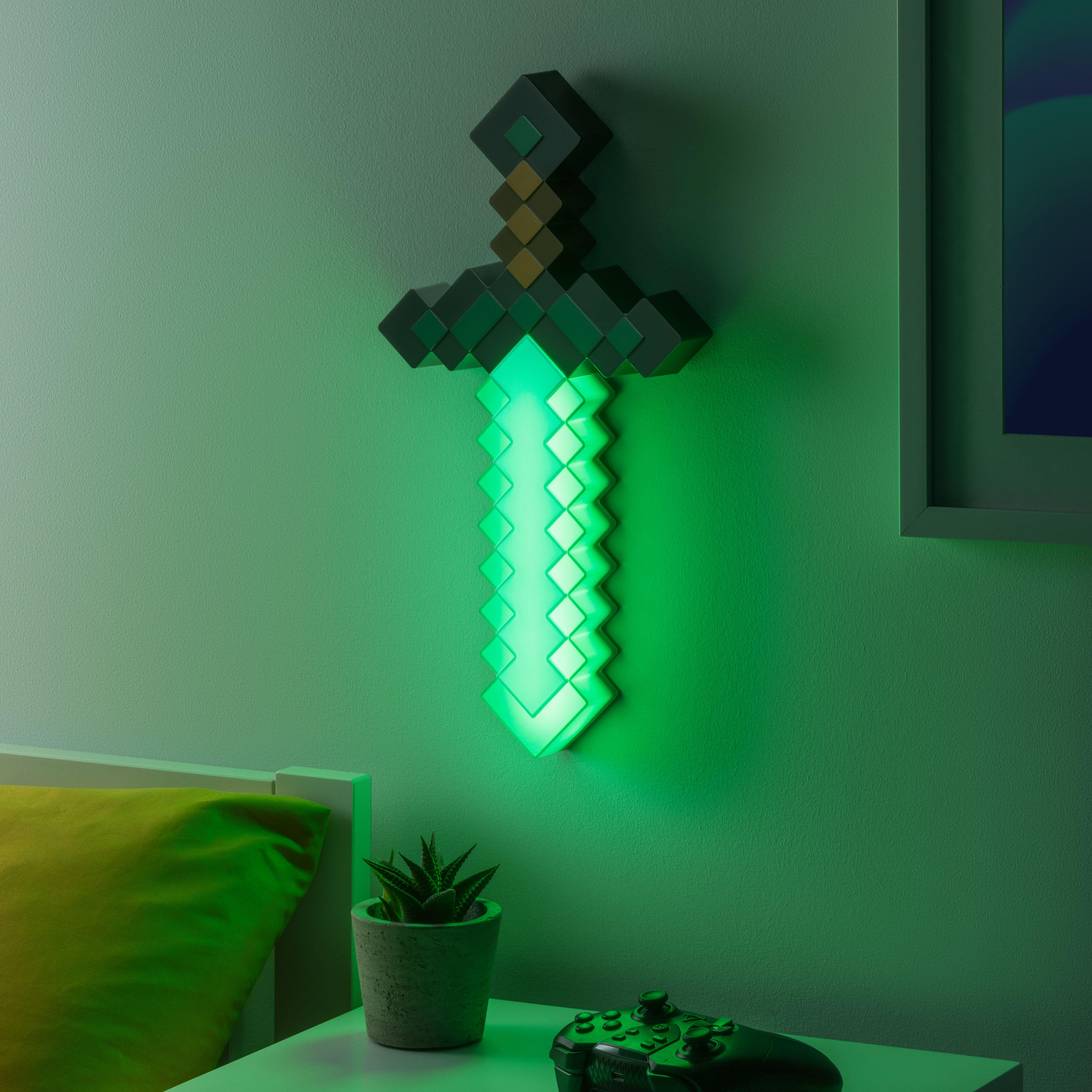 Minecraft-Schwertlicht an einer Wand. Es leuchtet grün, mit einer Pflanze und einem Gamecontroller in der Nähe.