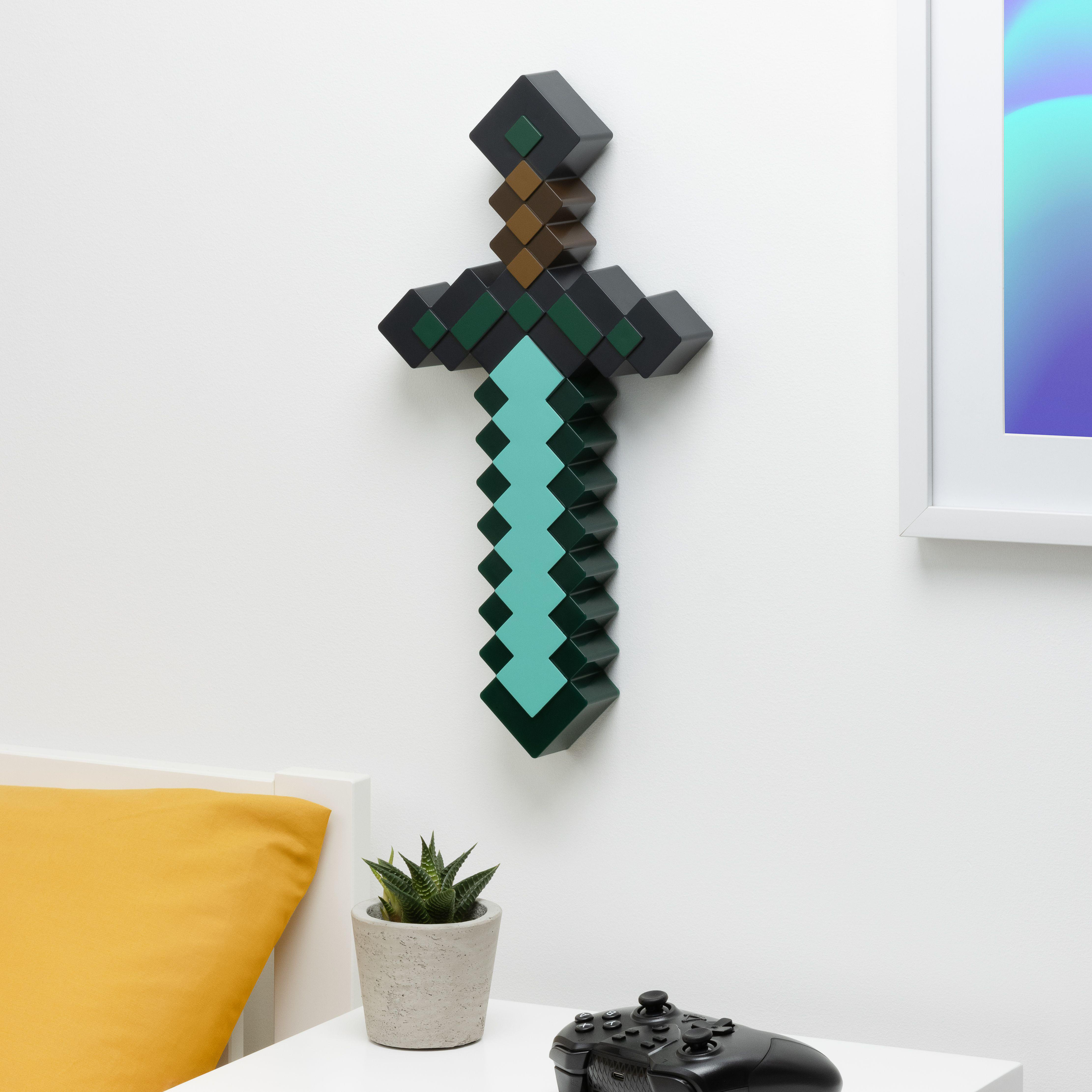 Minecraft-Schwert an der Wand. Controller und Pflanze auf dem Tisch.