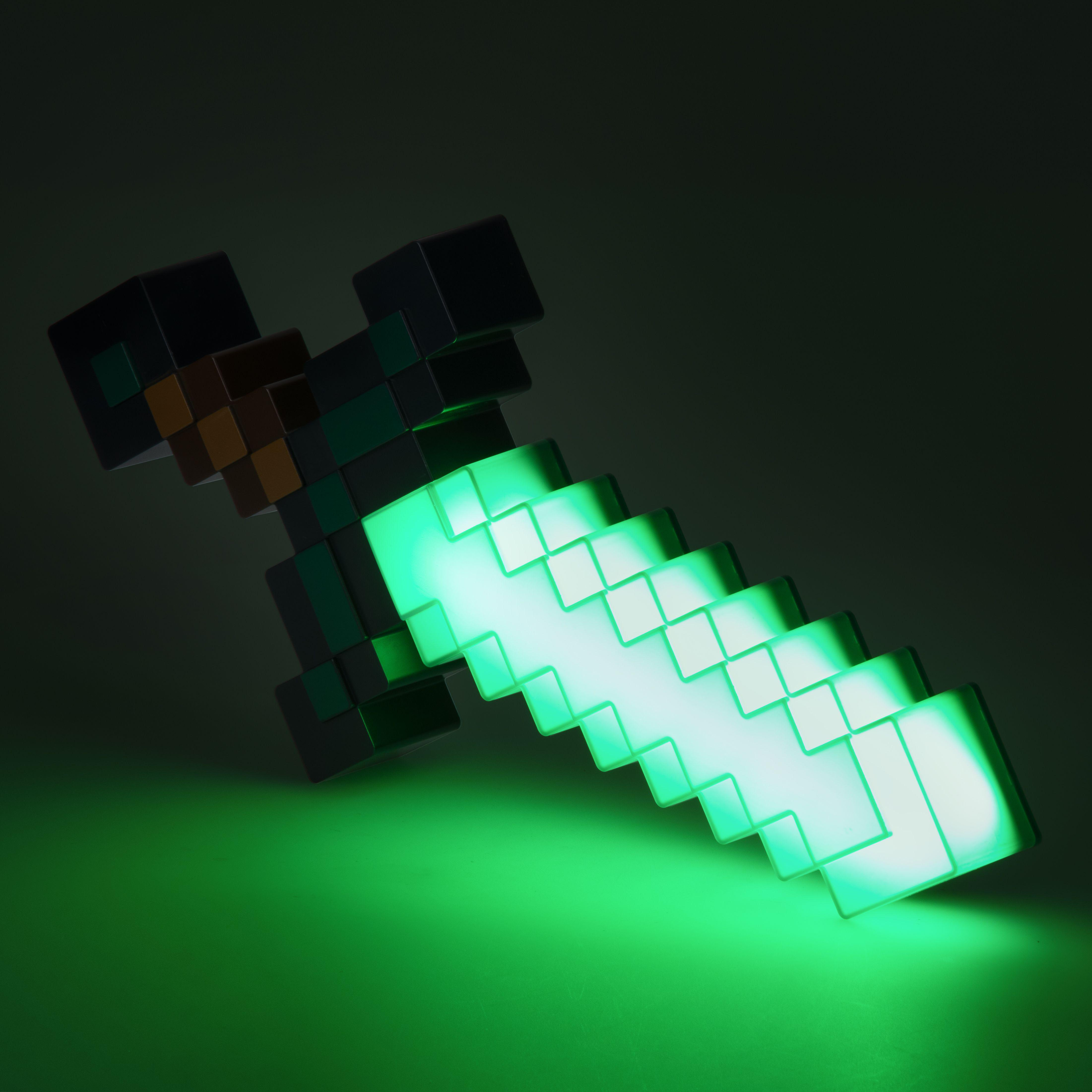Ein grün leuchtendes Minecraft-Schwert auf einer grünen Oberfläche. Die Klinge ist beleuchtet.