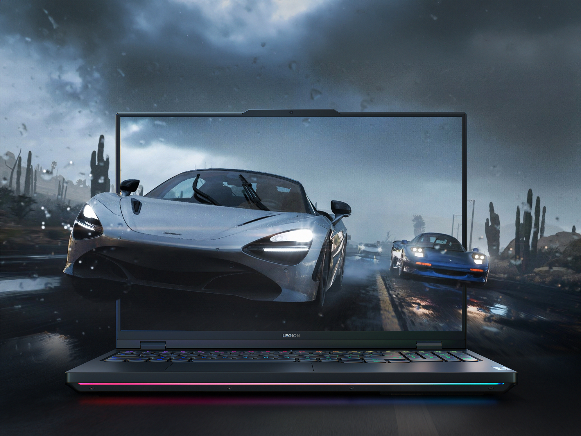 Ein Laptop zeigt eine Rennszene mit einem Auto auf einer Straße in einer Wüstenumgebung.