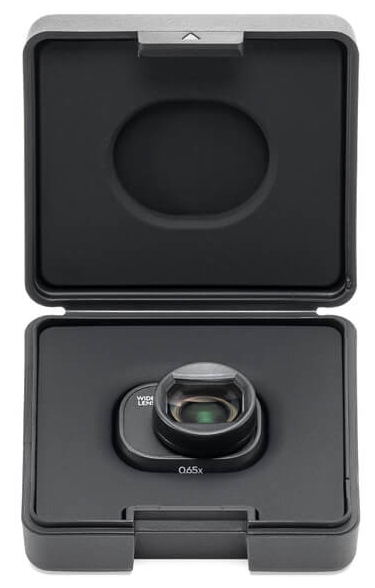 Czarny obiektyw w otwartym czarnym etui. Obiektyw ma szklany przód i napis 'WIDE LENS 0.6X'.