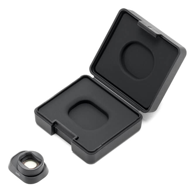 Otwarta czarna skrzynka z obiektywem i małym akcesorium obok na białej powierzchni.