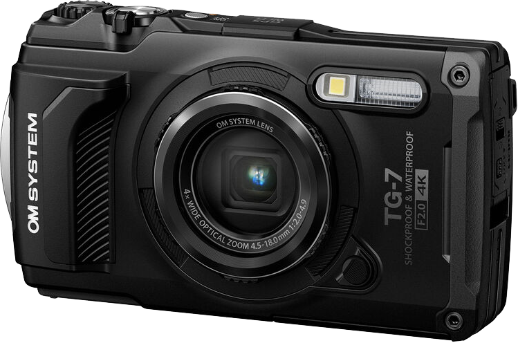 Fekete, strapabíró, vízálló kamera. OM SYSTEM objektívvel és 4x-es optikai zoommal. A vaku be van kapcsolva.