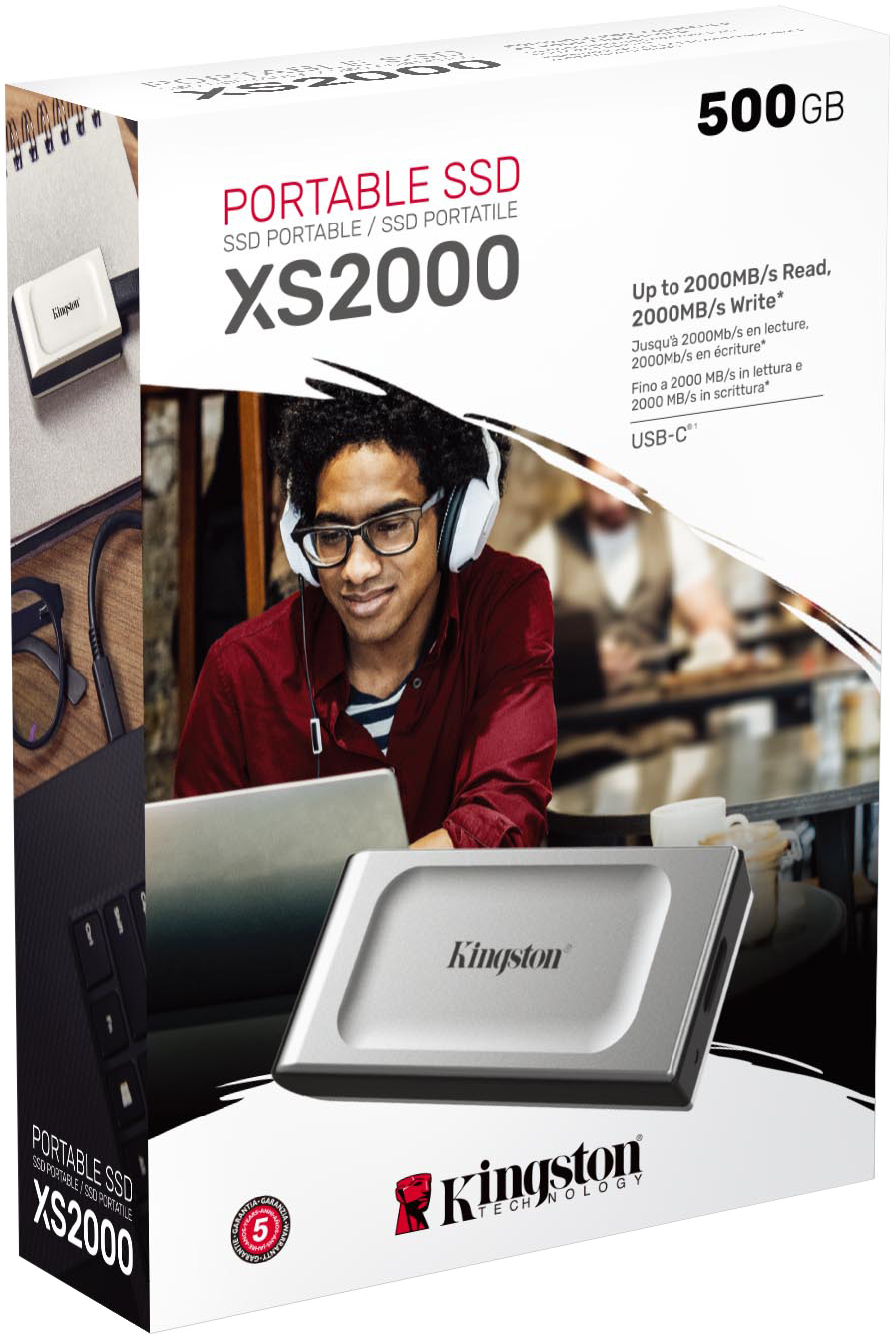 Egy fejhallgatót viselő férfi laptopot használ, előtérben egy 500 GB-os Portable SSD dobozával.