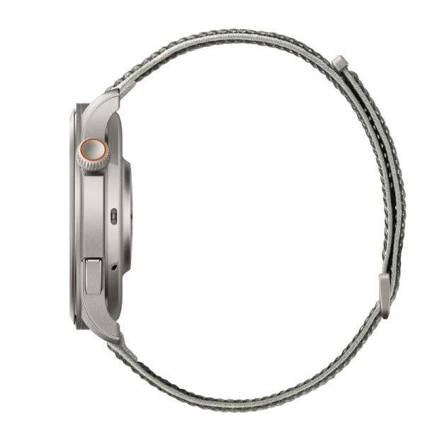 Widok z boku srebrnego smartwatcha. Zegarek ma szary pasek. Czarne tło.