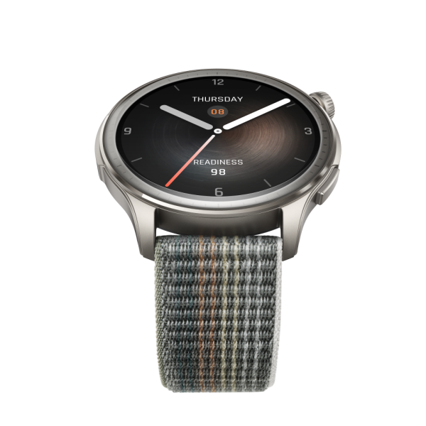 Srebrny smartwatch z paskiem w kratę. Ekran pokazuje godzinę, dzień i wynik gotowości.