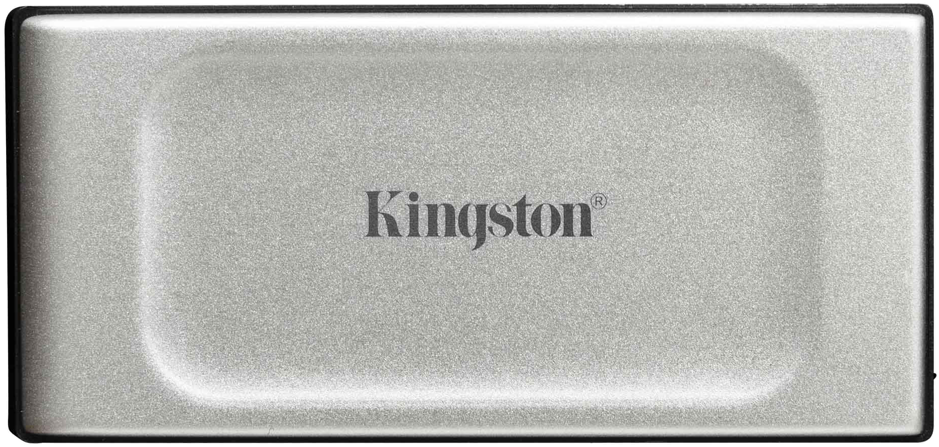 Ezüst Kingston USB flash meghajtó. A Kingston logója középen. Fekete háttér.
