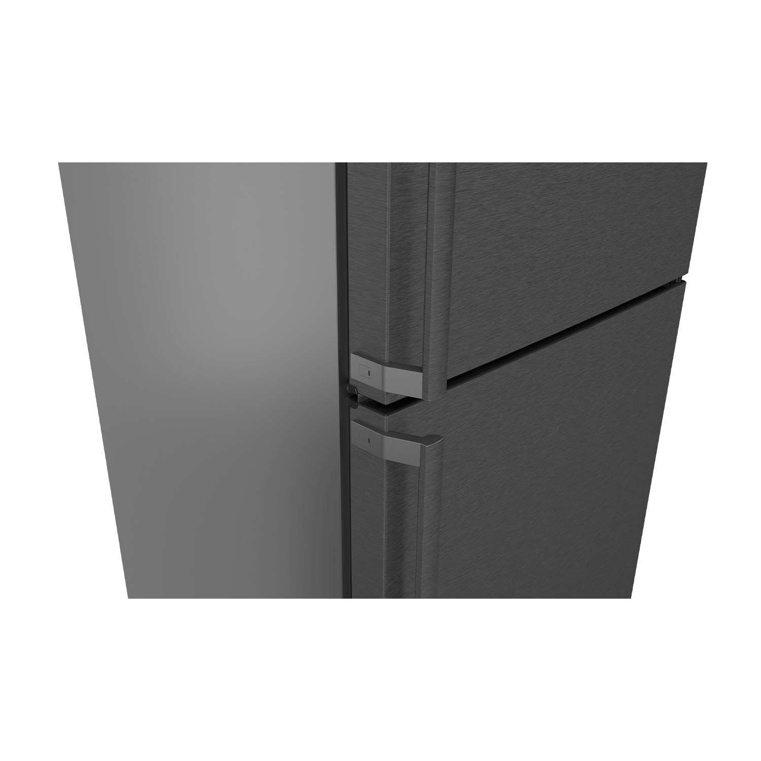 Primo piano di un frigorifero nero e grigio. La porta e la maniglia sono visibili.