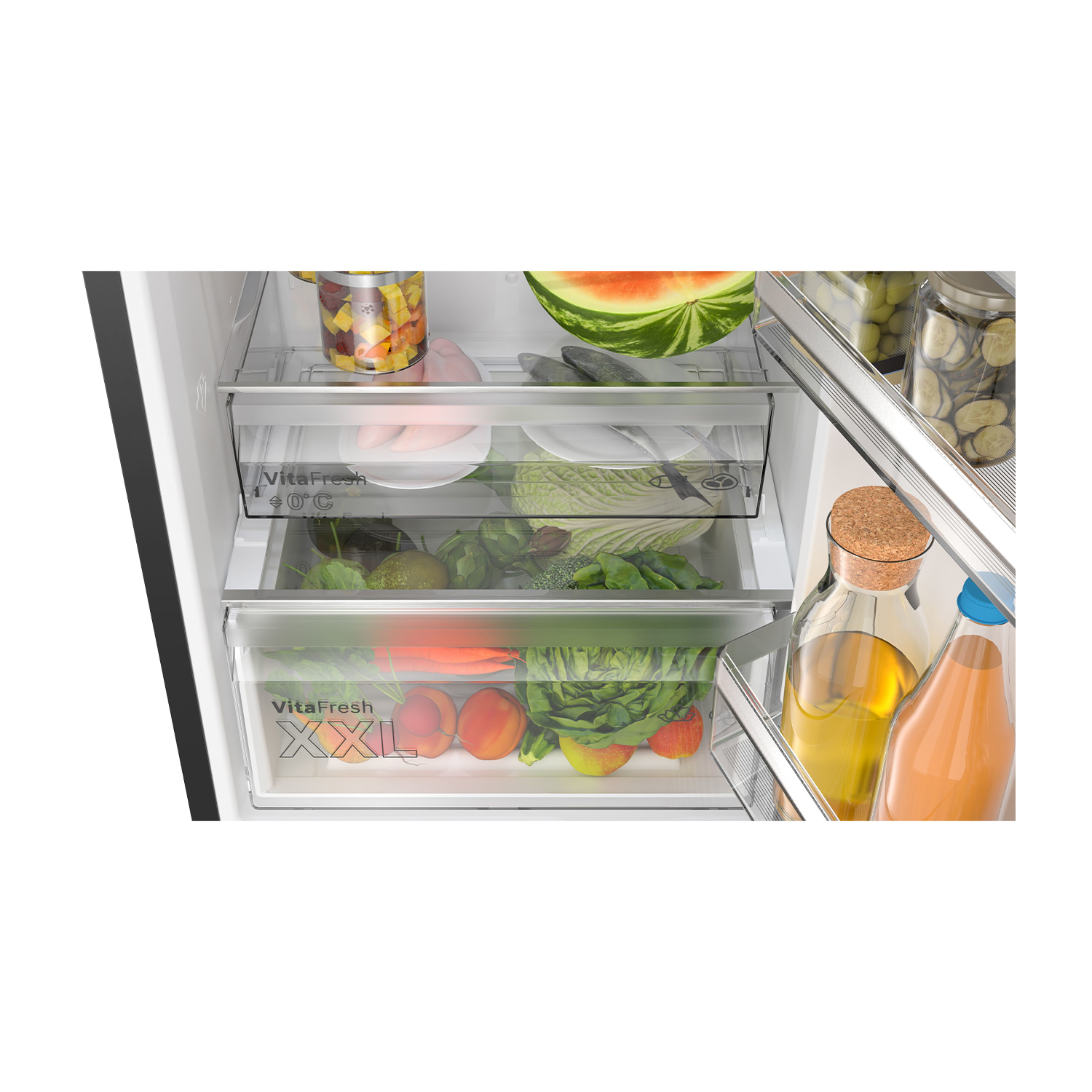 Interno di un frigorifero con cassetti pieni di prodotti, tra cui verdure, frutta e condimenti.