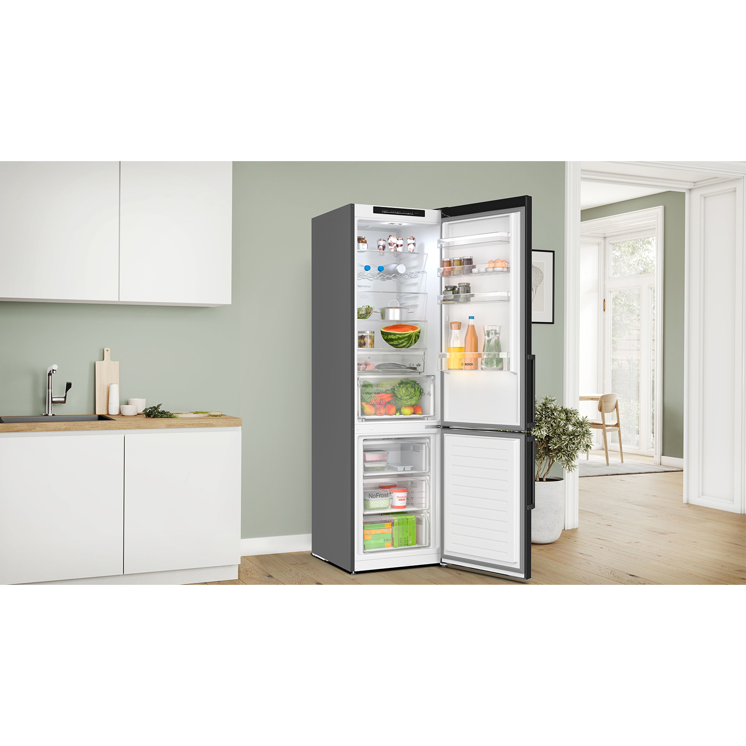 Cucina moderna con frigorifero aperto. All'interno: frutta, verdura e vari alimenti.