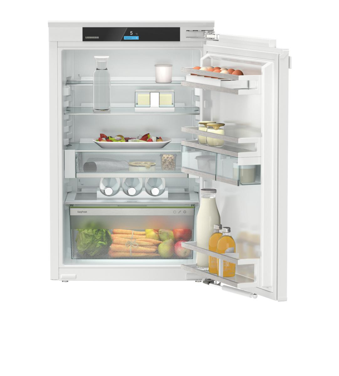 Weißer Kühlschrank offen. Innen Regale, Lebensmittel und eine digitale Anzeige.