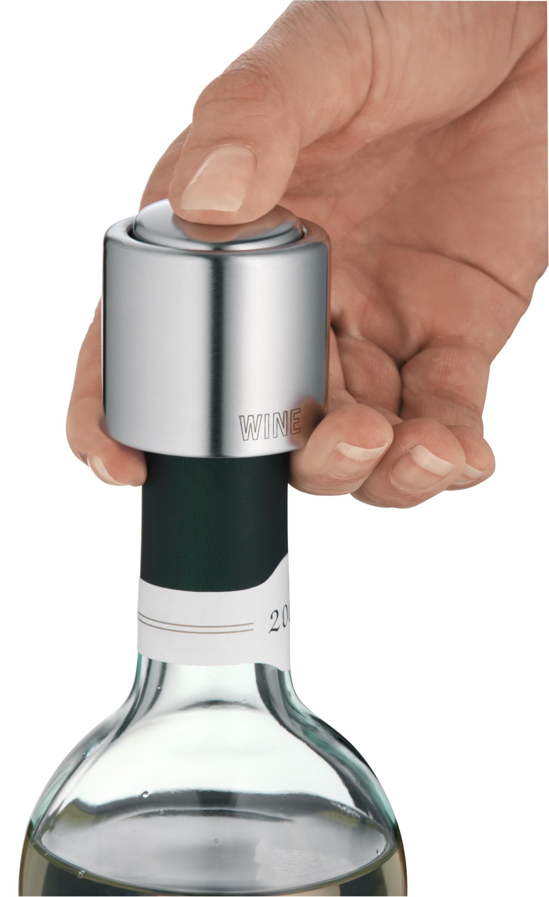 Eine Hand drückt einen silbernen Weinverschluss in eine Weinflasche. Das Wort 'WINE' ist sichtbar.
