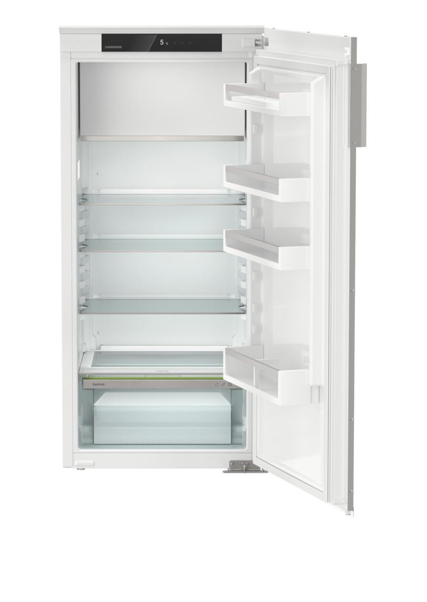 Ein weißer Kühlschrank mit offener Tür, der Regale und Fächer zeigt.