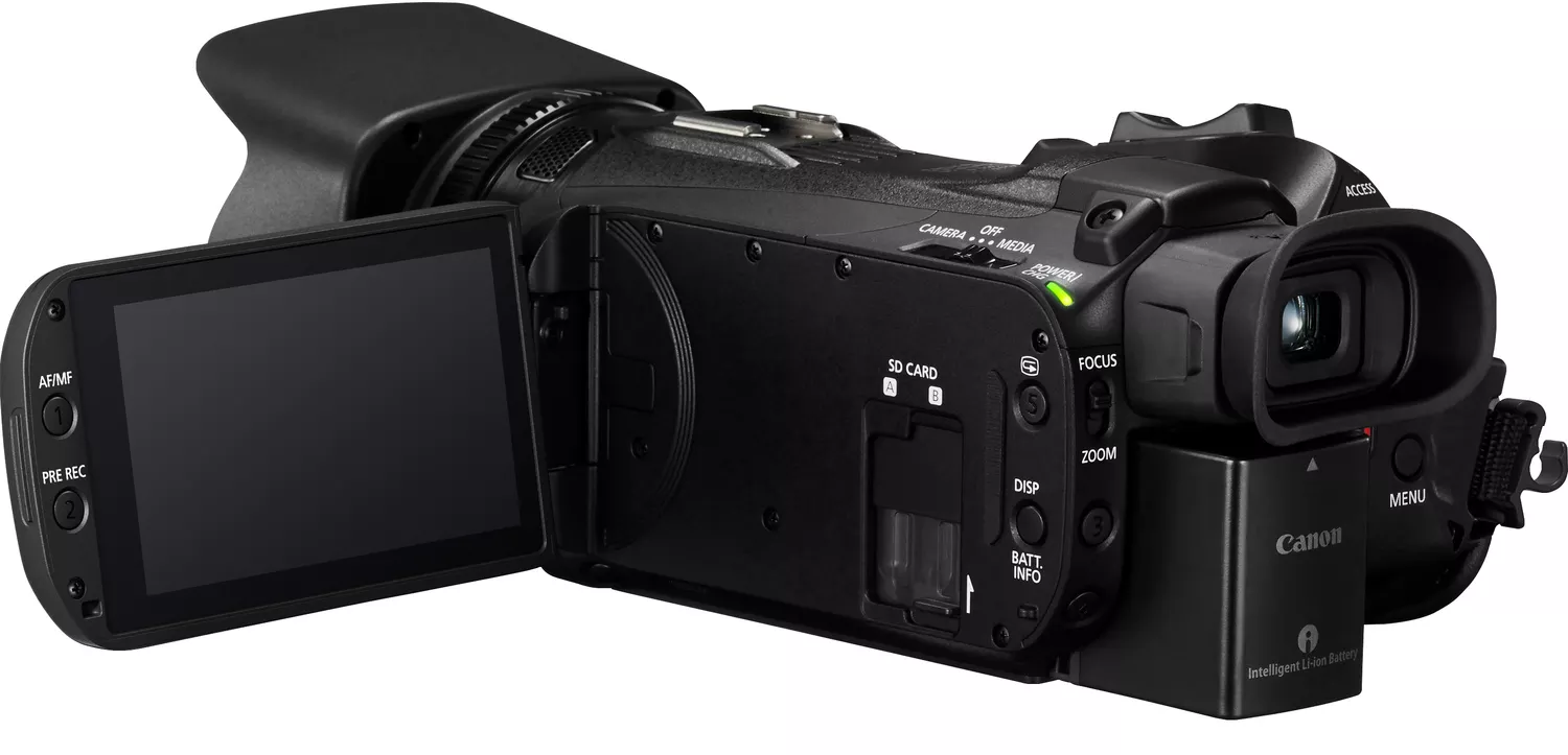 Schwarze Videokamera mit offenem Bildschirm, Knöpfen und Batterie, auf weißem Hintergrund.