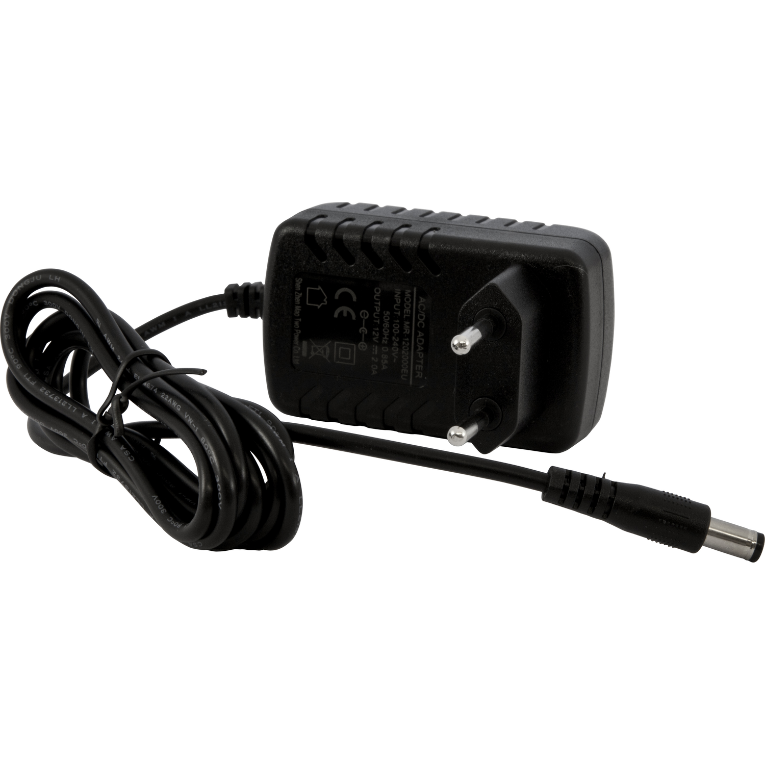Een zwarte AC/DC-adapter met stekker en kabel. De kabel is opgerold en de adapter staat op een witte achtergrond.