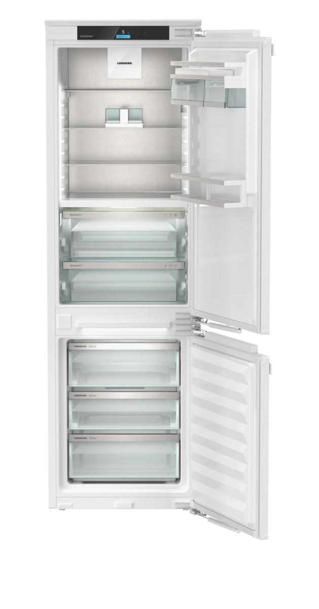 Weißer Kühlschrank mit geöffneten Türen. Regale und Schubladen sind sichtbar. Innenraum ist gut beleuchtet.