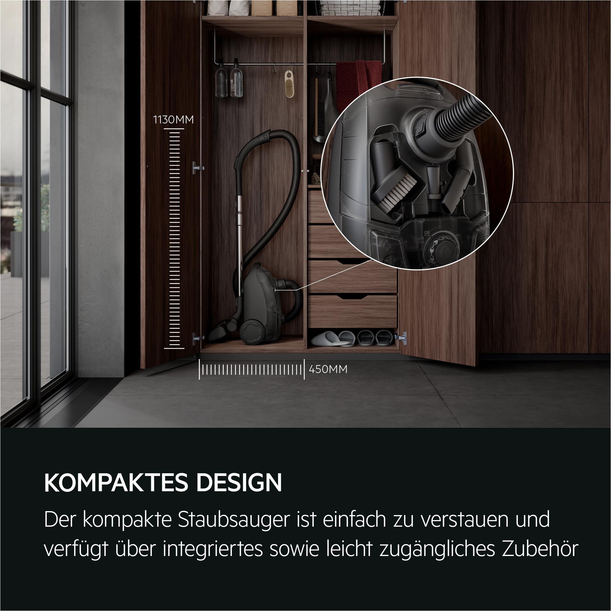 Ein offener Kleiderschrank mit Staubsauger und Zubehör im Inneren und Text darunter.