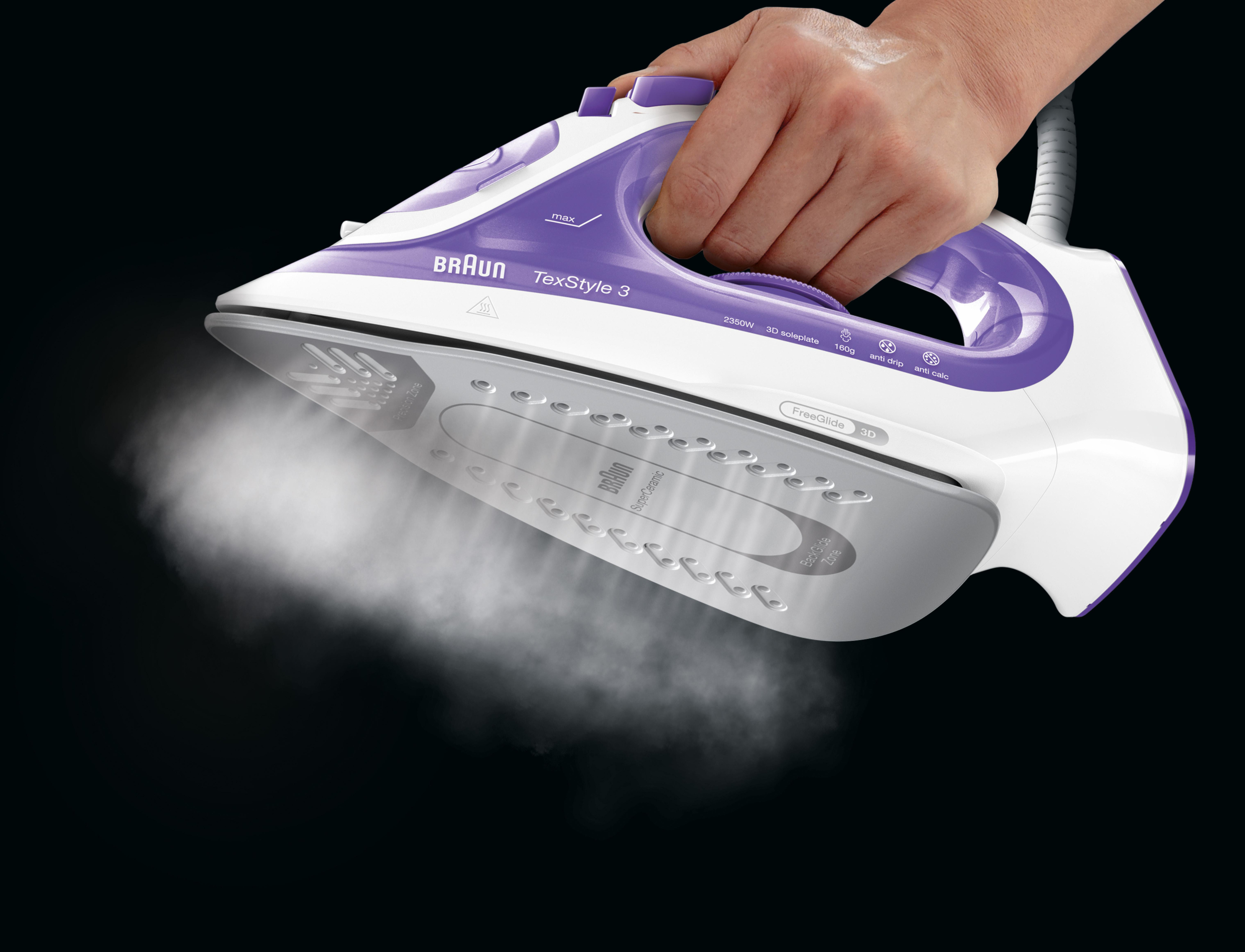 Ręka trzyma biało-fioletowe żelazko Braun, wydzielające parę na czarnym tle.