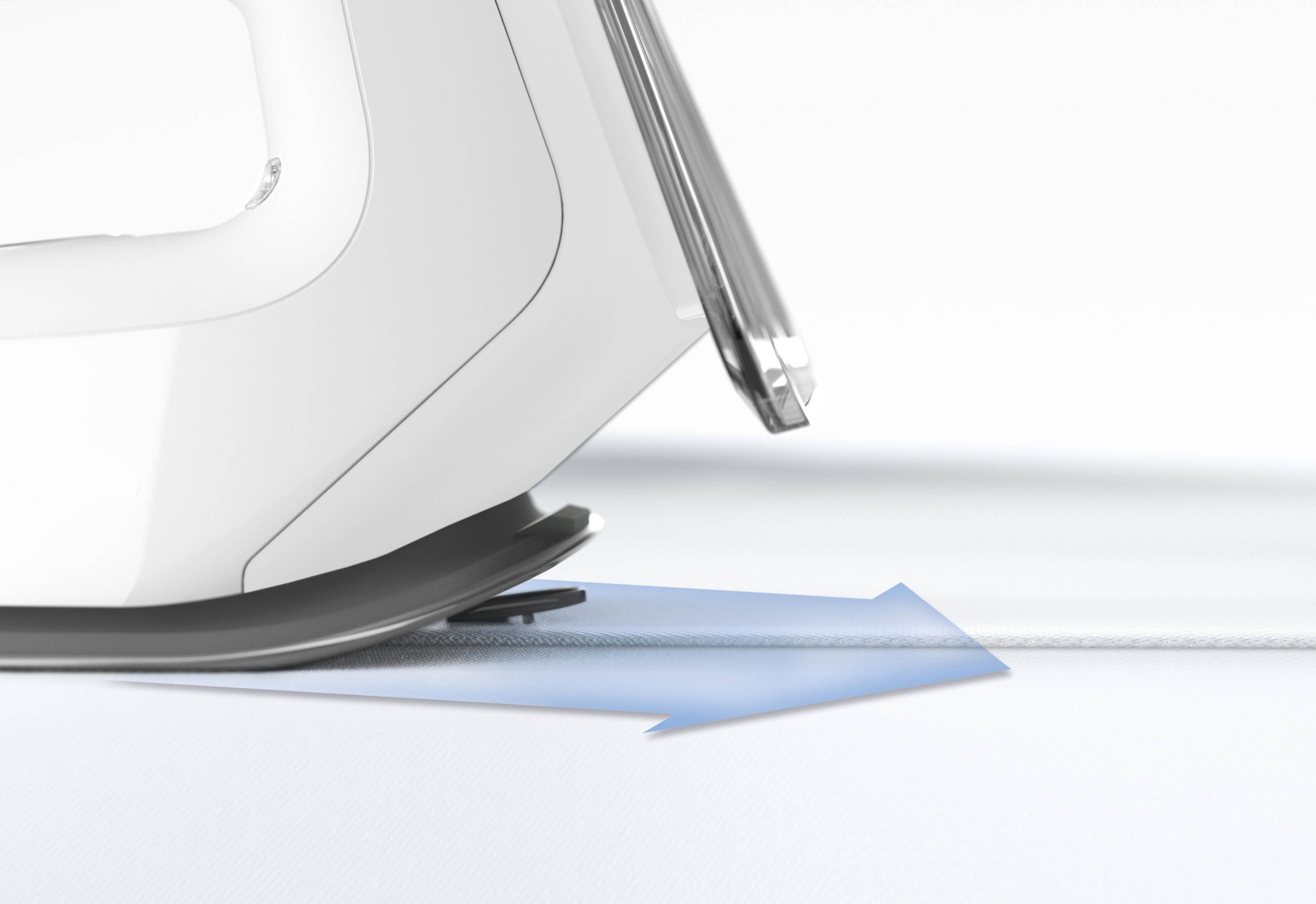 Żelazko przesuwające się po tkaninie z niebieską strzałką wskazującą kierunek ruchu.