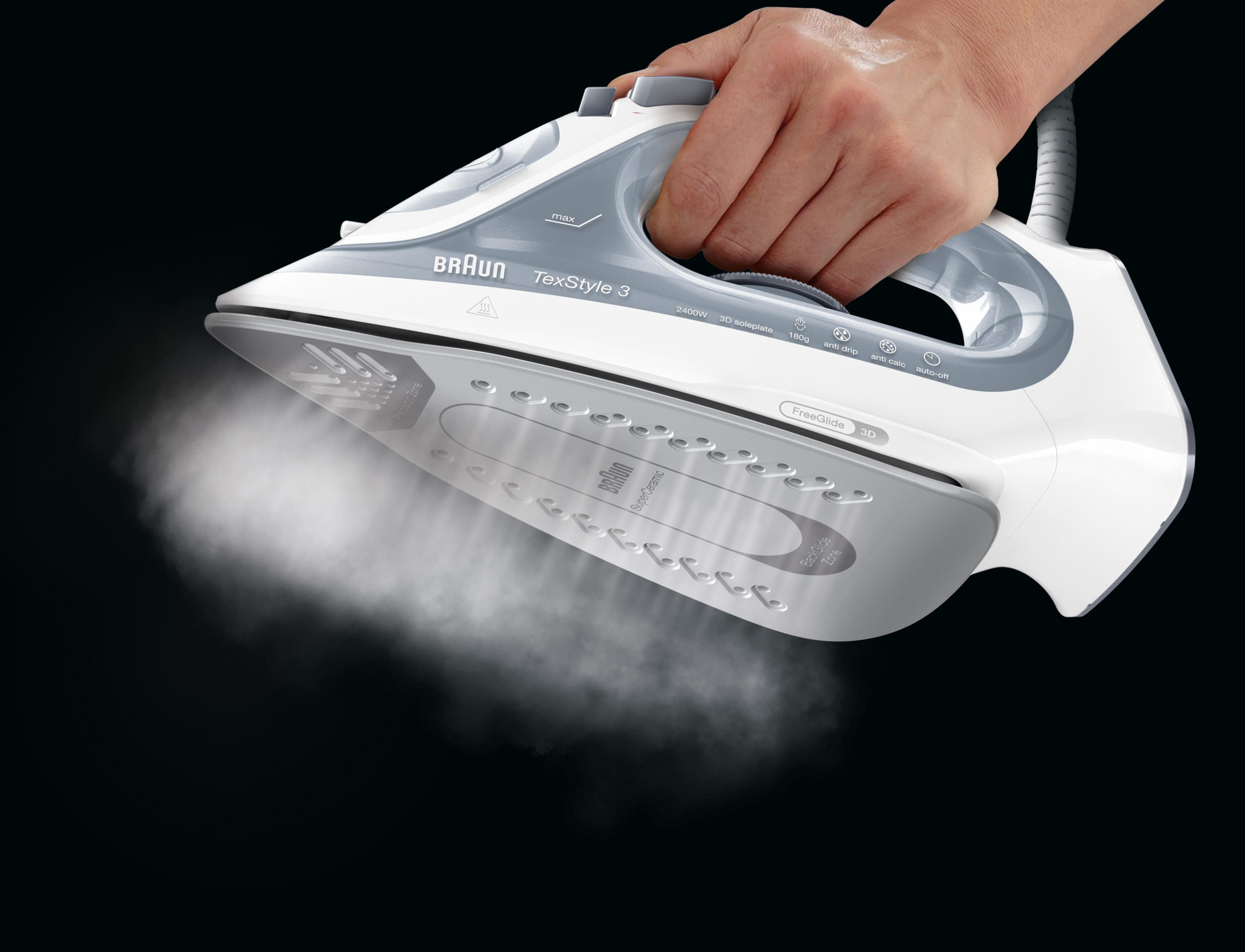Dłoń trzymająca białe żelazko z wydobywającą się parą. Żelazko ma etykiety Braun i TexStyle 3.