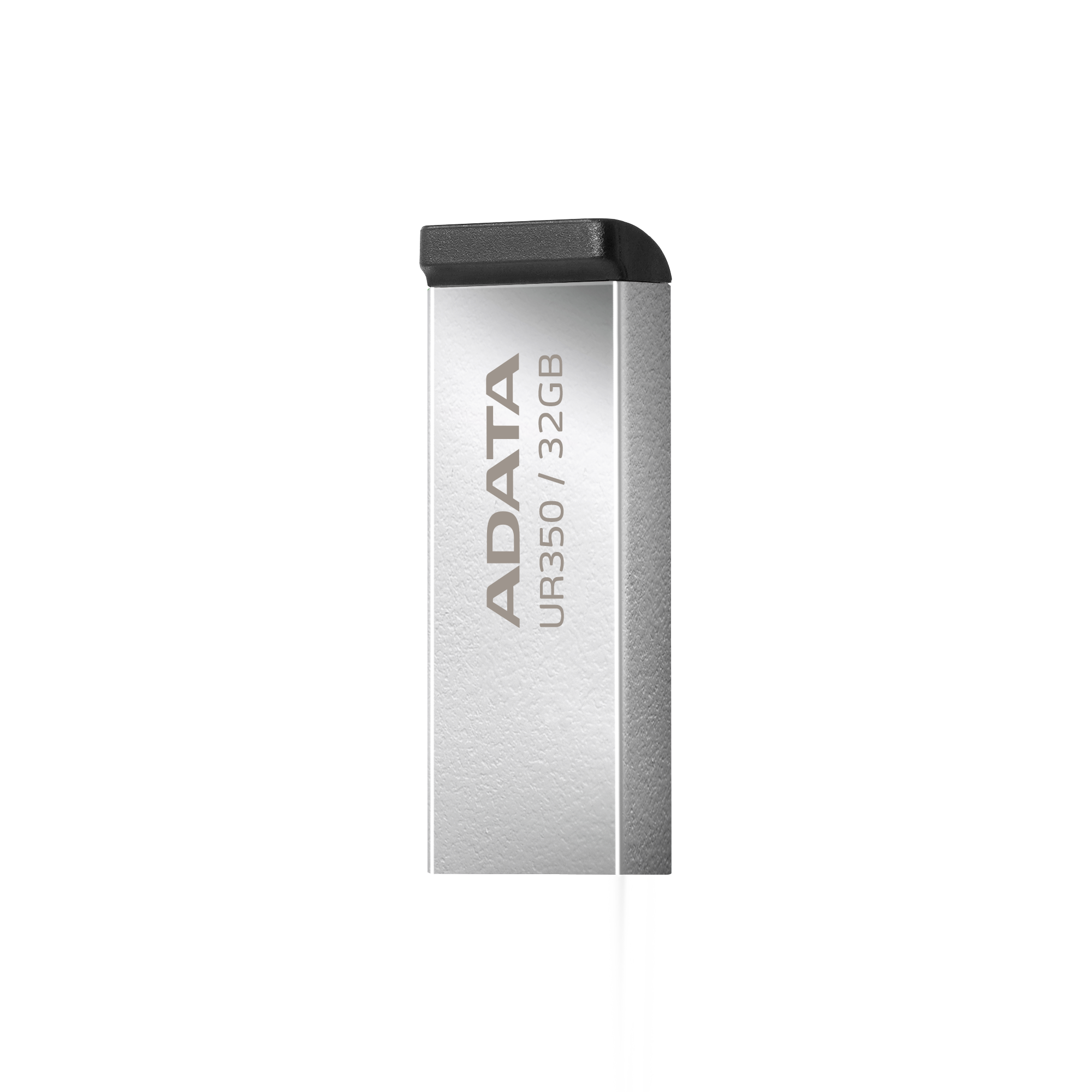 Ezüst USB-meghajtó fekete sapkával és ADATA logóval fekete háttérben.