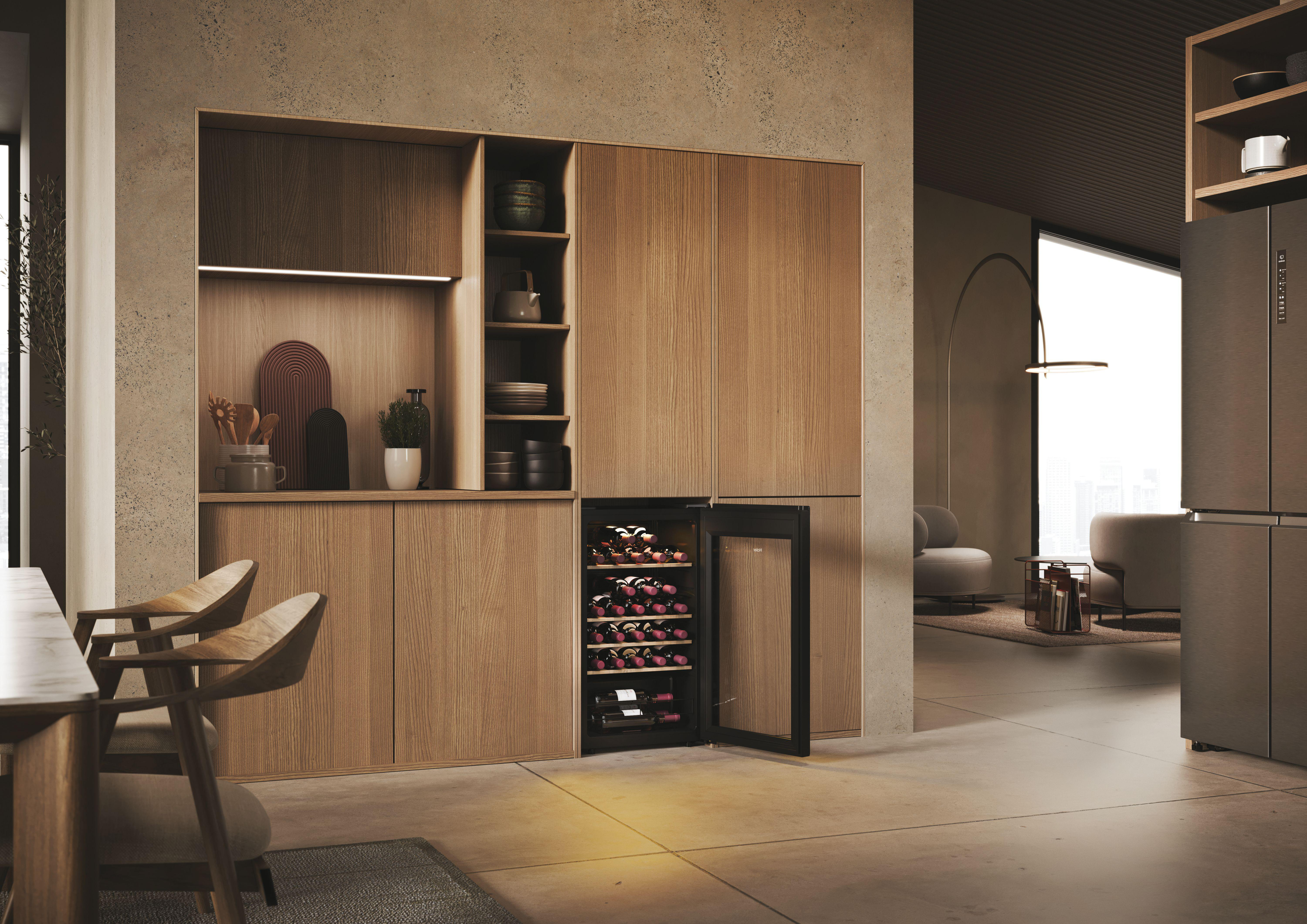Holzschrank mit Weinkühlschrank, Regalen und Einbauleuchten. Modernes Interieur.