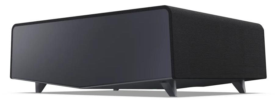 Czarny głośnik z materiałowym przodem i ciemnym tyłem. Ma trzy małe nóżki.