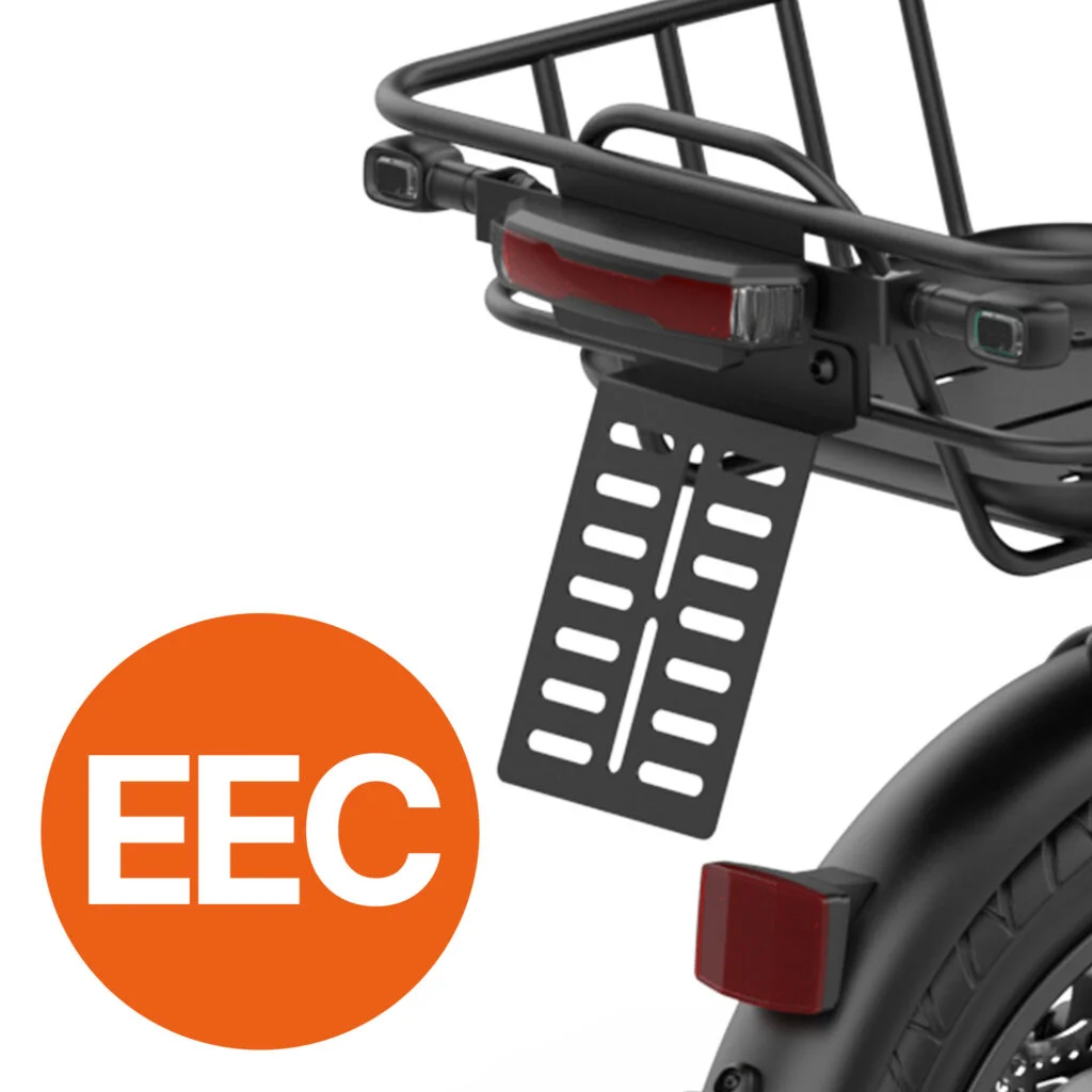 Tył roweru z tablicą rejestracyjną i logo EEC.