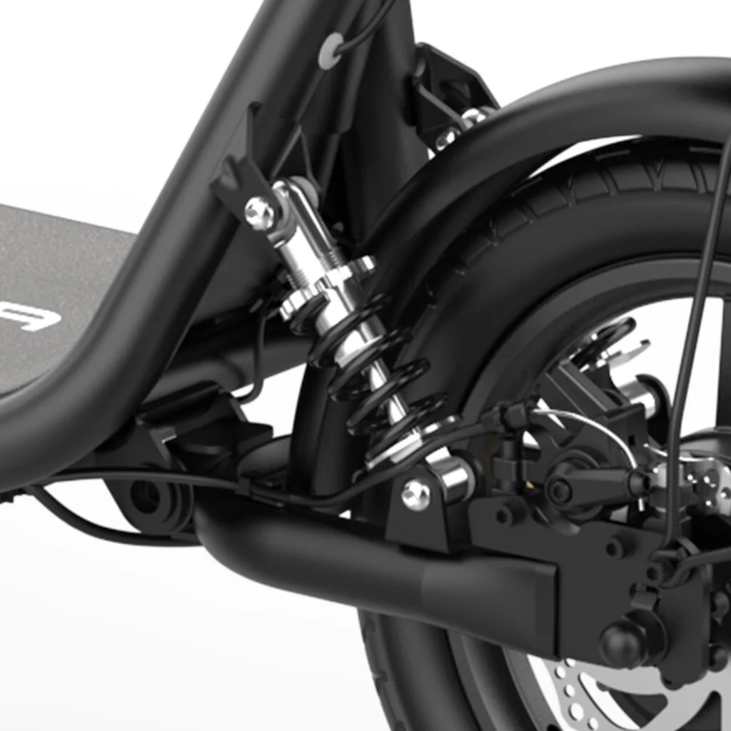 Zbliżenie tylnego zawieszenia czarnej hulajnogi.