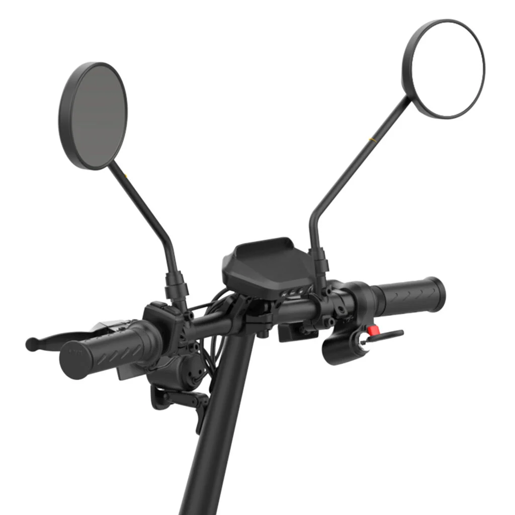 Zbliżenie czarnej kierownicy skutera. Zawiera lusterka, elementy sterujące i mały wyświetlacz. Białe tło.