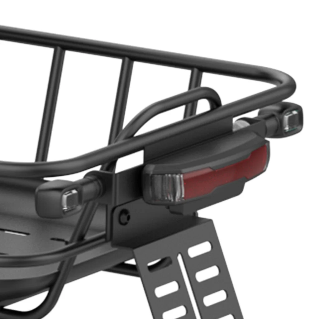 Czarny bagażnik rowerowy ze światłem tylnym i mocowaniem tablicy rejestracyjnej.