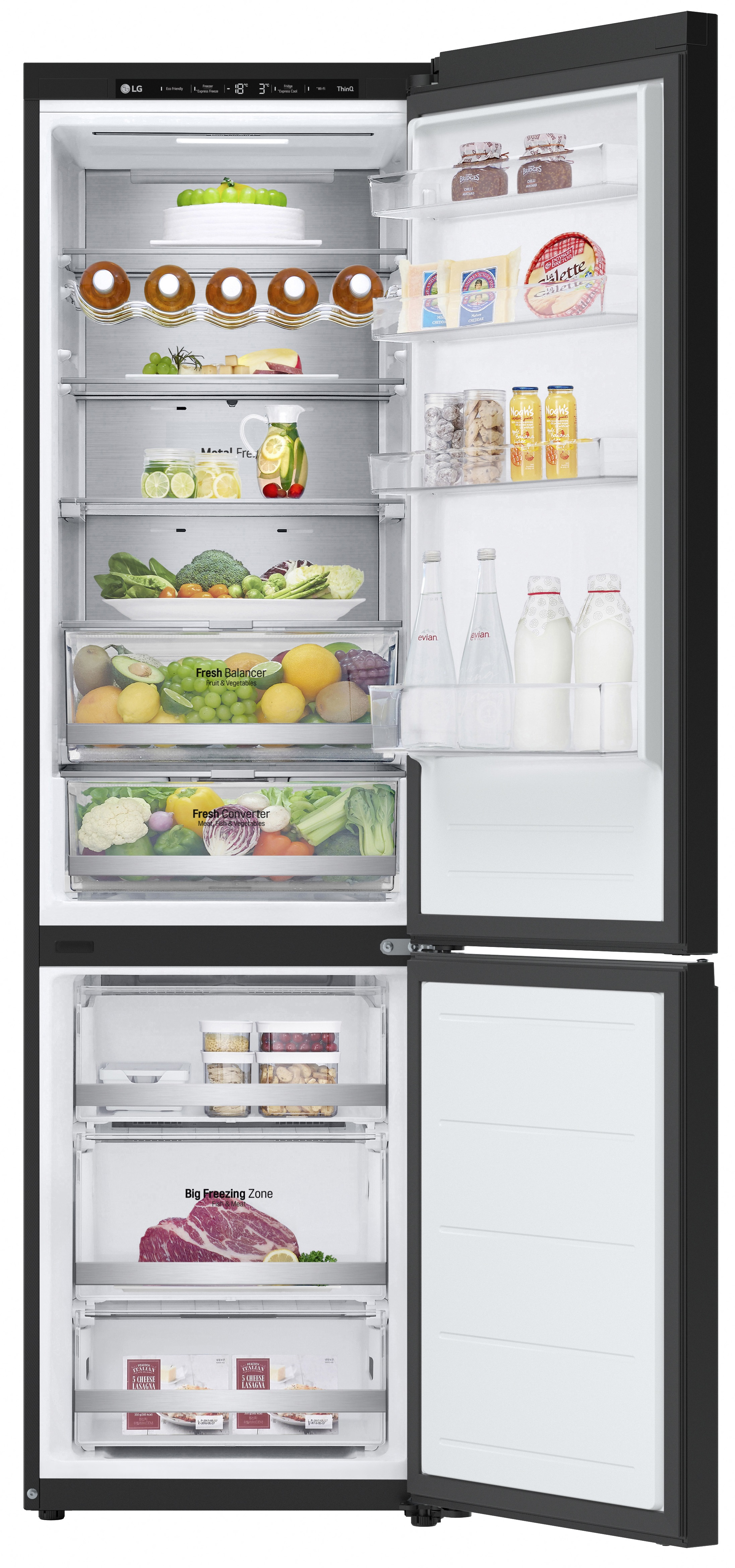 Czarna lodówka LG, otwarte drzwi pokazujące produkty spożywcze na półkach. Białe wnętrze.