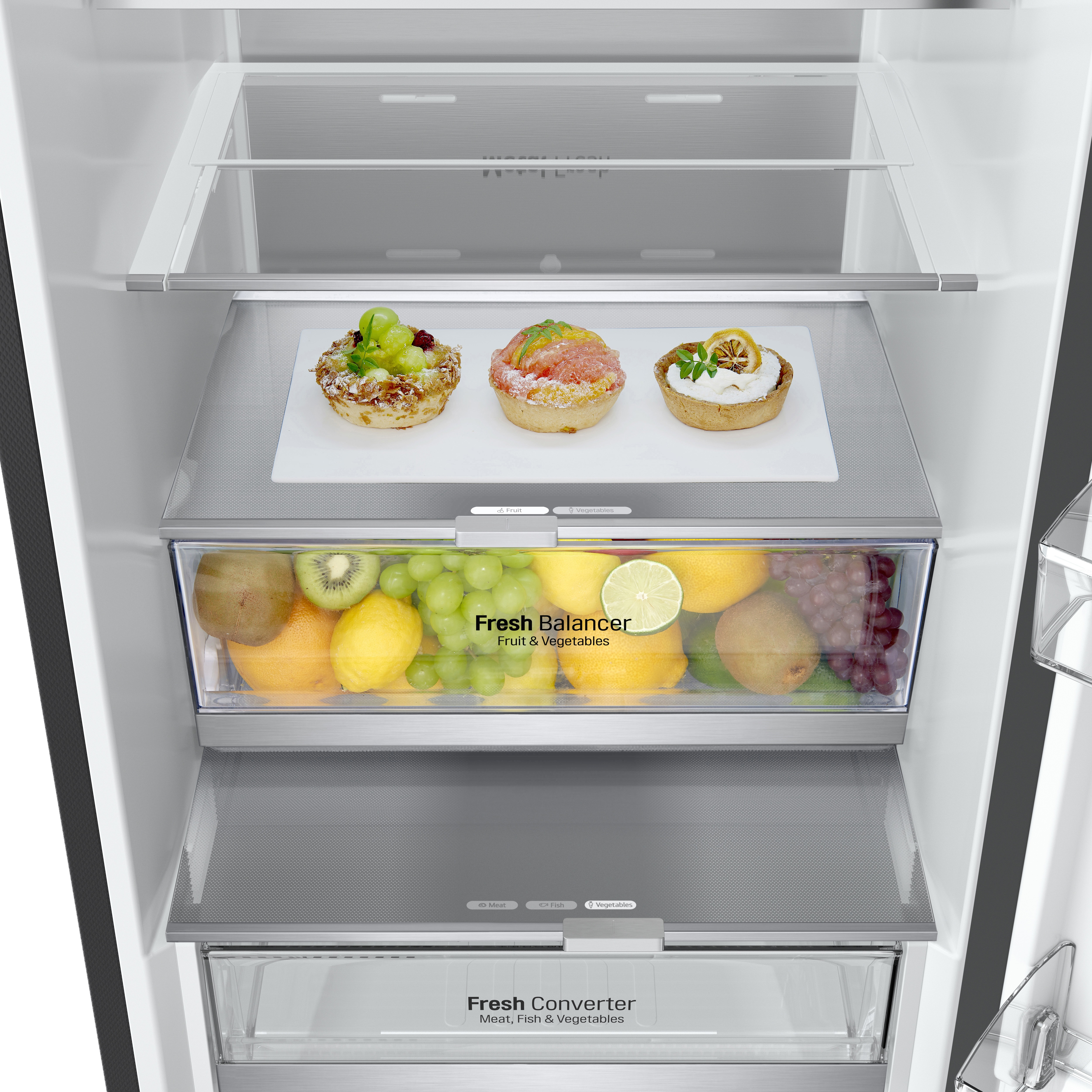 Wnętrze lodówki z owocami i ciastkami.