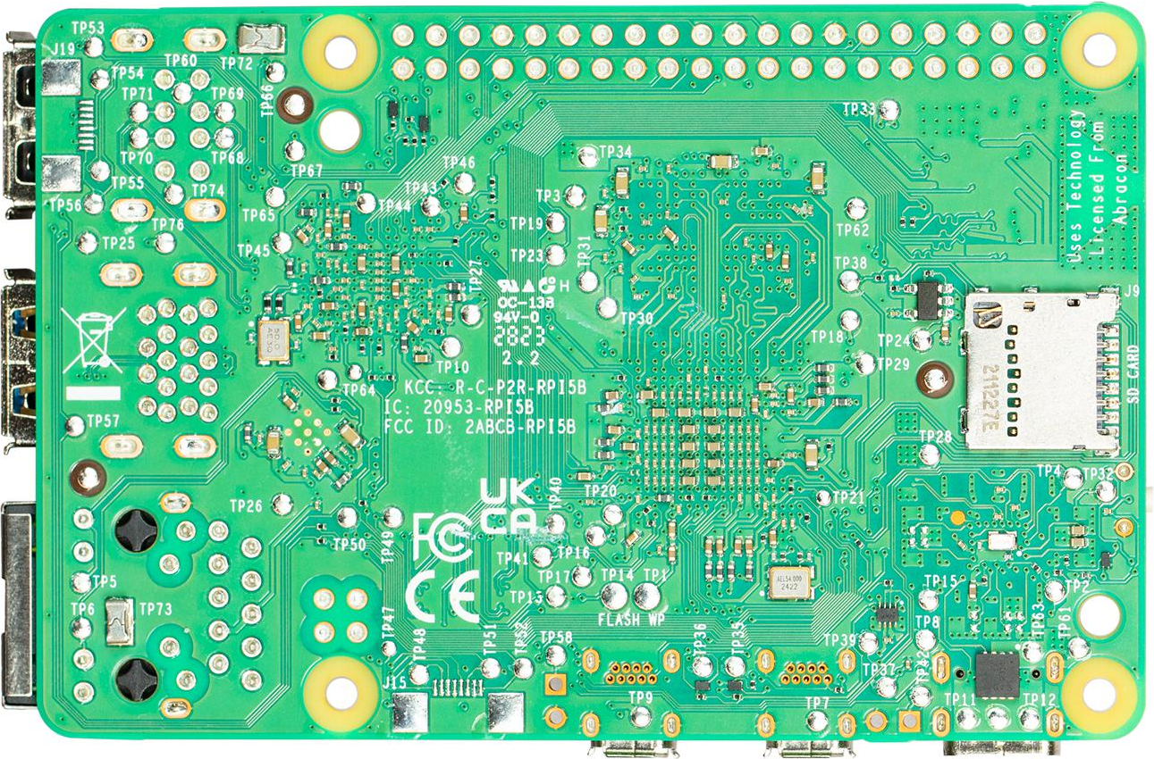 Unterseite einer grünen Raspberry Pi-Platine mit gedruckten Schaltkreisen, Testpunkten und einem SD-Kartenleser.