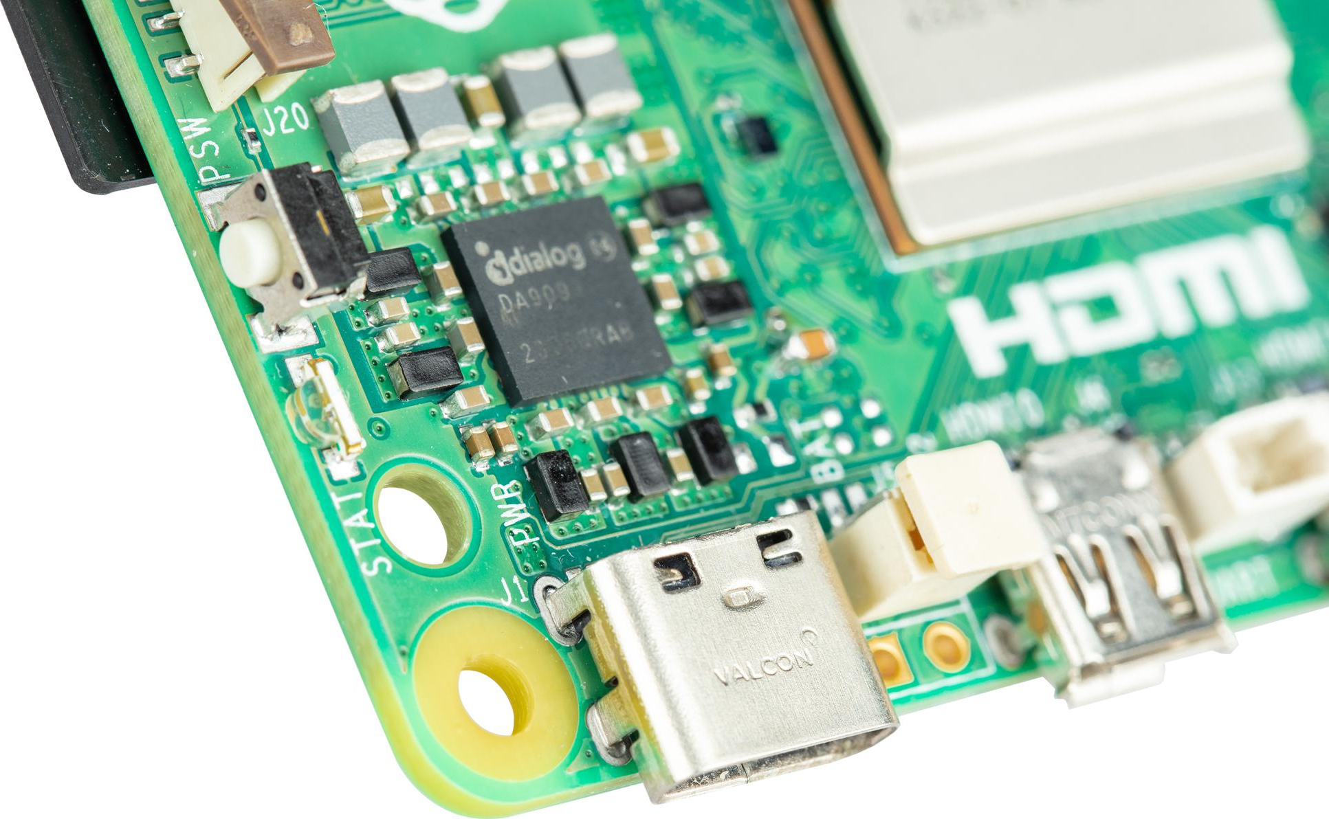 Nahaufnahme einer grünen Platine mit Mikrochips, Anschlüssen und elektronischen Bauteilen.
