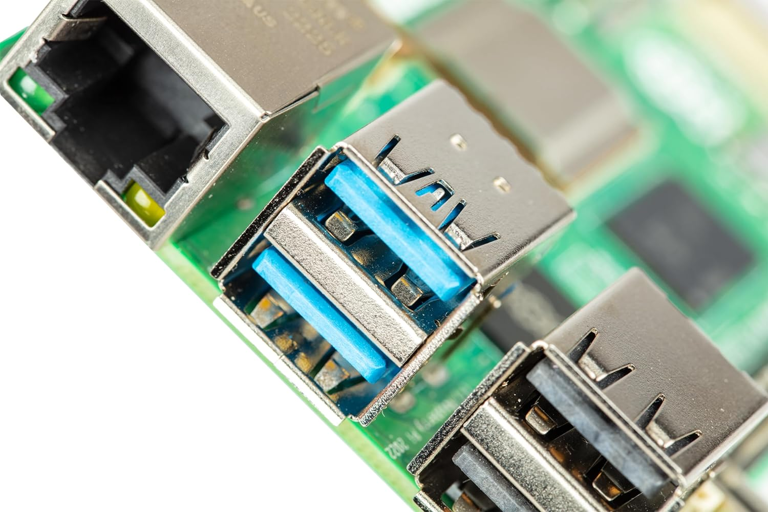 Nahaufnahme von blauen USB-3.0-Anschlüssen auf einer grünen Computerplatine.
